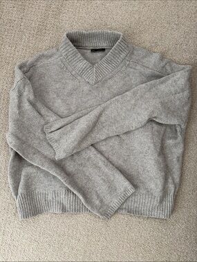 GAP Light Gray V-Neck Women's Sweater
